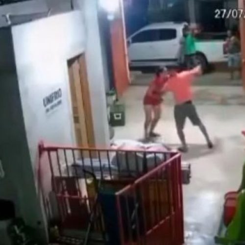 Homem é preso após tentar esfaquear a esposa em via pública; vizinhos evitam tragédia. VEJA VÍDEO