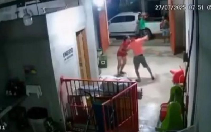 Homem é preso após tentar esfaquear a esposa em via pública; vizinhos evitam tragédia. VEJA VÍDEO