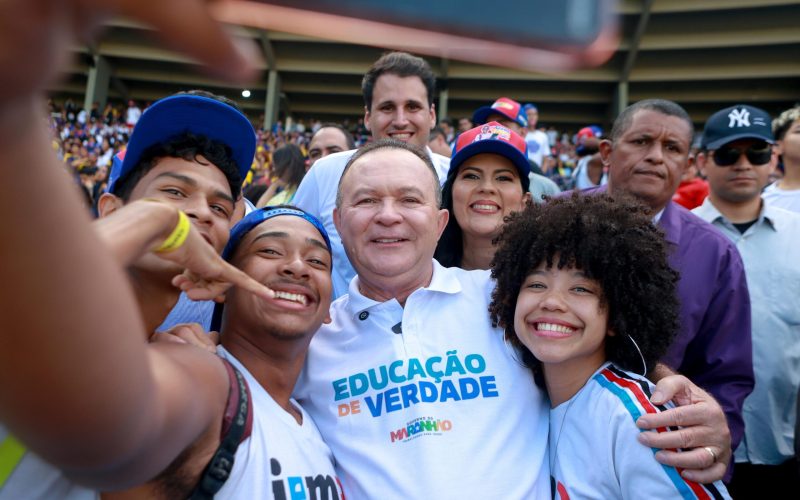 Tô conectado: Brandão inicia a entrega de cerca 250 mil tablets a estudantes e assina medida provisória que institui programa Educação de Verdade